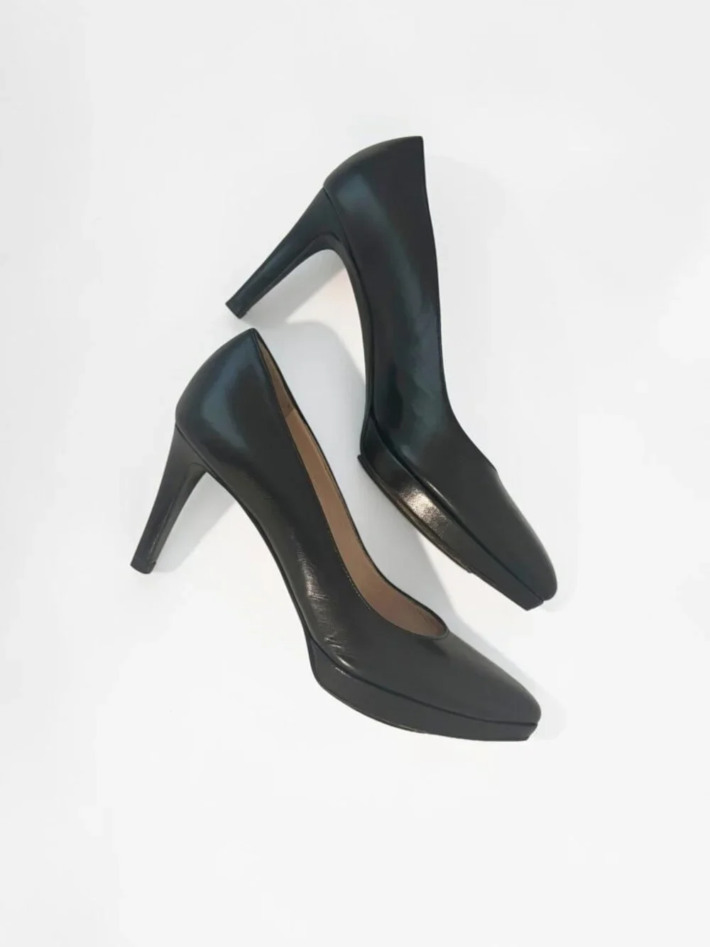 Stuart Weitzman Black Leather Pointed-Toe Pumps Size 9